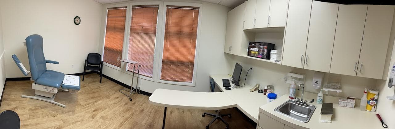 Wide-angle-view-of-patient-examination-room